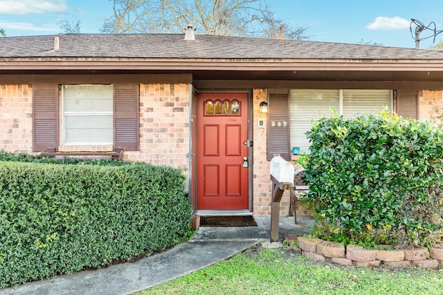 entrance to property featuring a porch