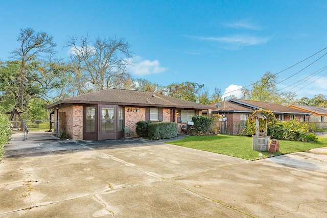 single story home with a front yard