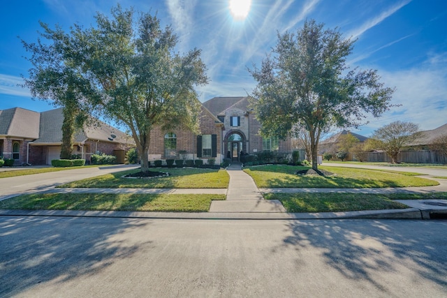 view of front of property featuring a front yard