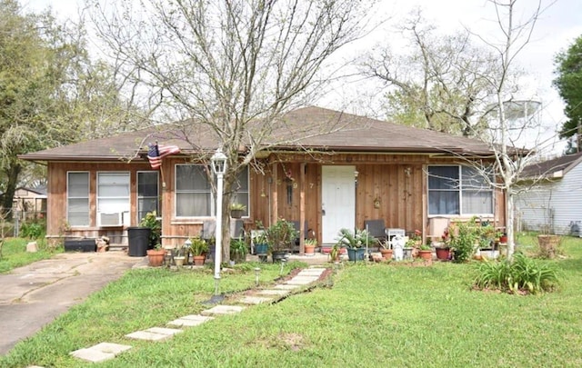 view of front of house with a front lawn