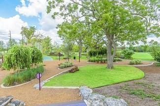 view of property's community featuring a lawn