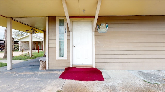 doorway to property with ceiling fan