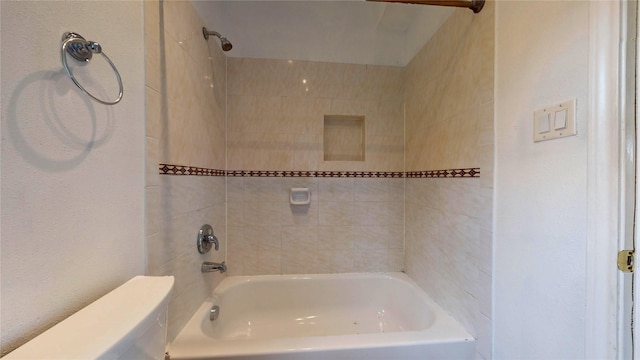 bathroom with tiled shower / bath combo