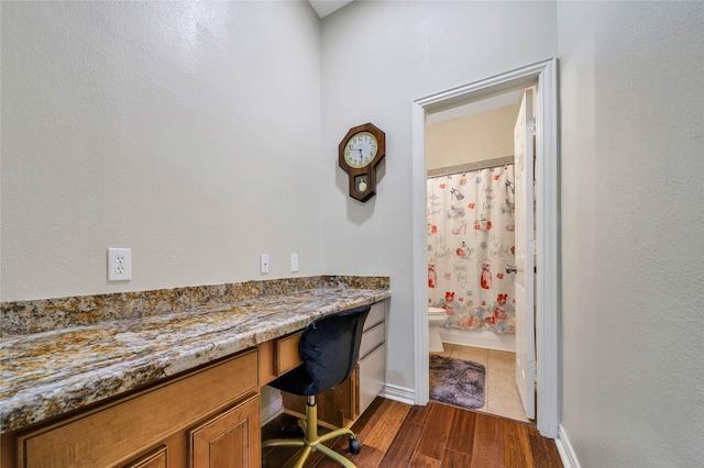 full bathroom with shower / bath combination with curtain, vanity, wood-type flooring, and toilet