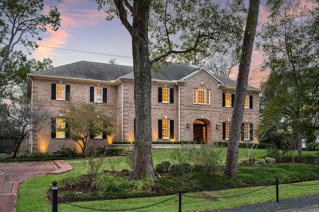 colonial house featuring a lawn