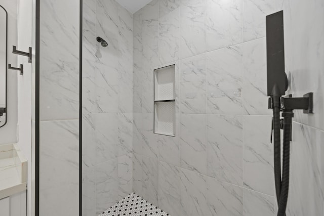 bathroom featuring tiled shower