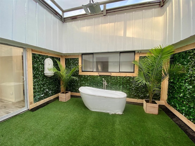 bathroom featuring a tub