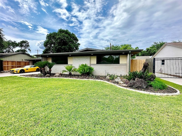 ranch-style home featuring a front lawn