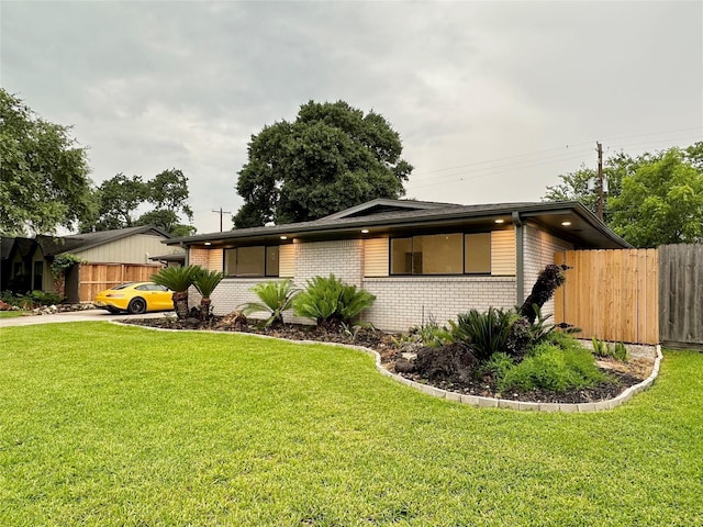 single story home featuring a front yard