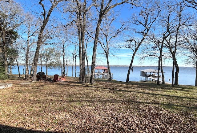 view of yard featuring a water view