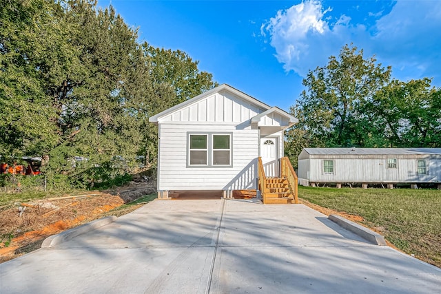 view of front of home featuring a front yard