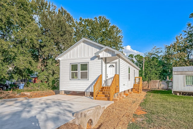 view of front of house featuring a front lawn