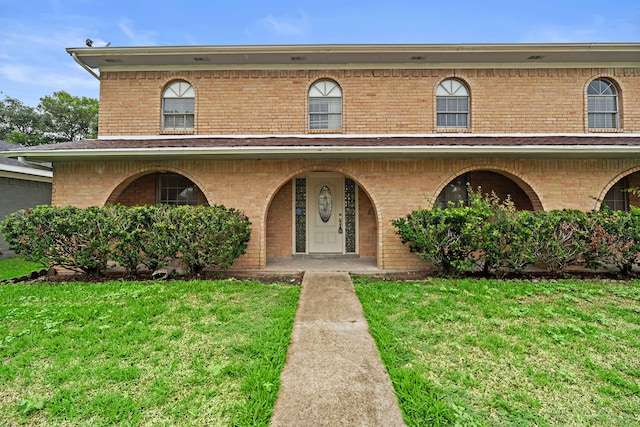 townhome / multi-family property with a front lawn