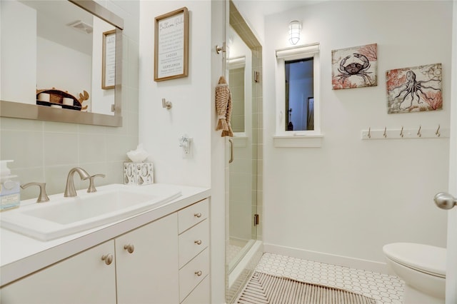 full bath featuring visible vents, a stall shower, tile patterned floors, toilet, and backsplash