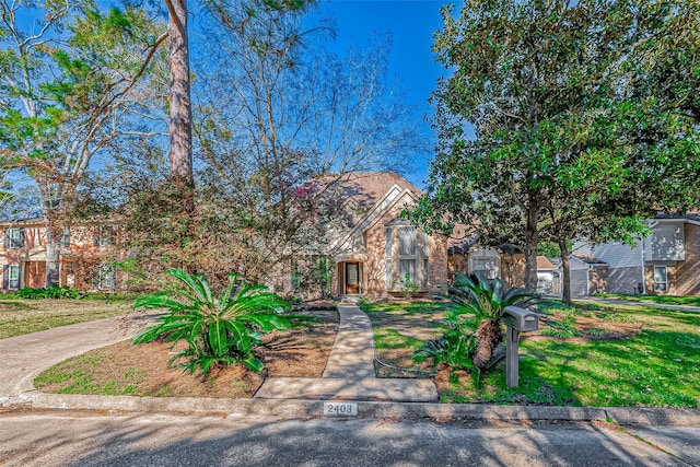 view of front of house with a front lawn