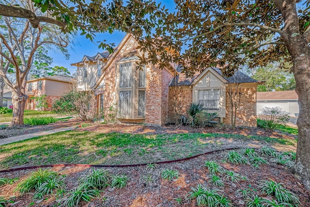 view of front of house featuring a front lawn