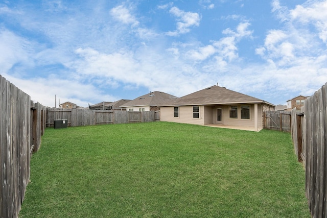 view of yard featuring a patio area