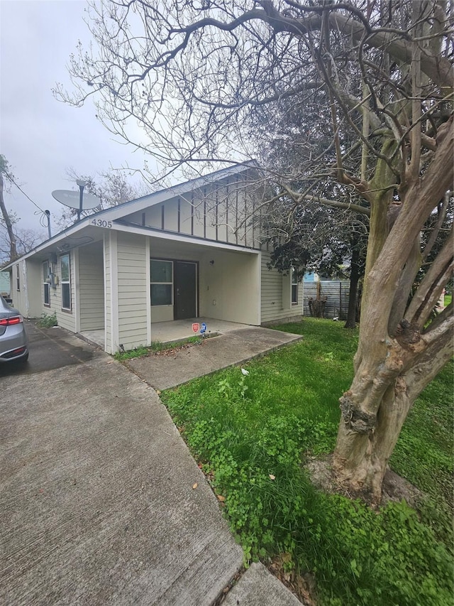 exterior space featuring a front yard