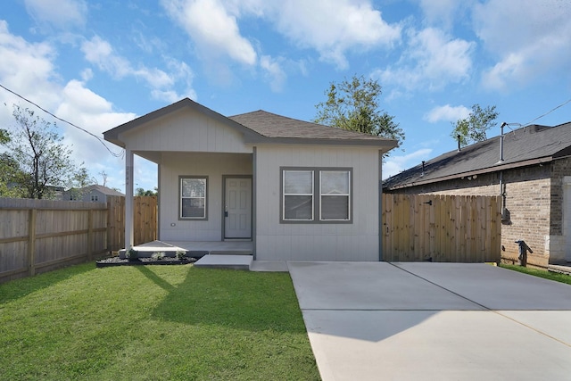 view of front of property with a front lawn