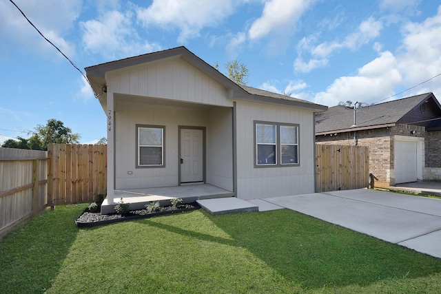 ranch-style home featuring a front lawn and a garage