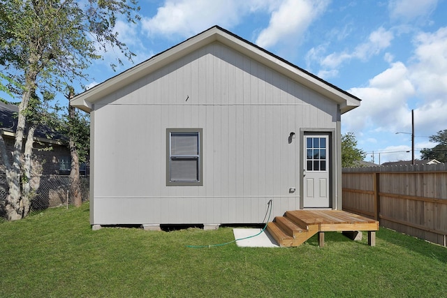 back of house featuring a yard