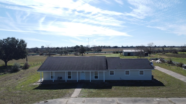 view of front of property featuring a front lawn