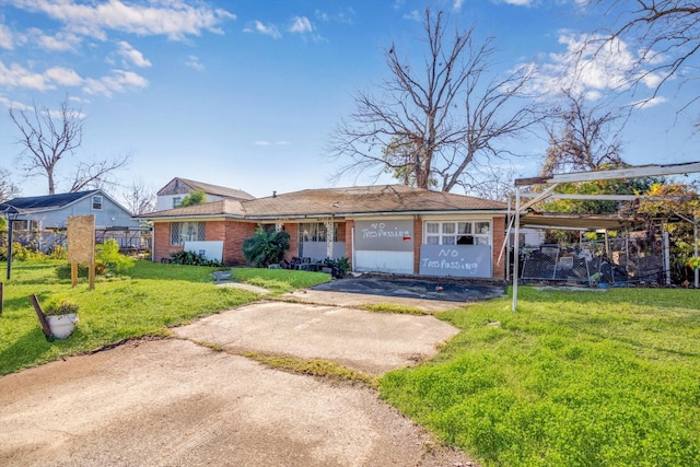 ranch-style house featuring a front yard