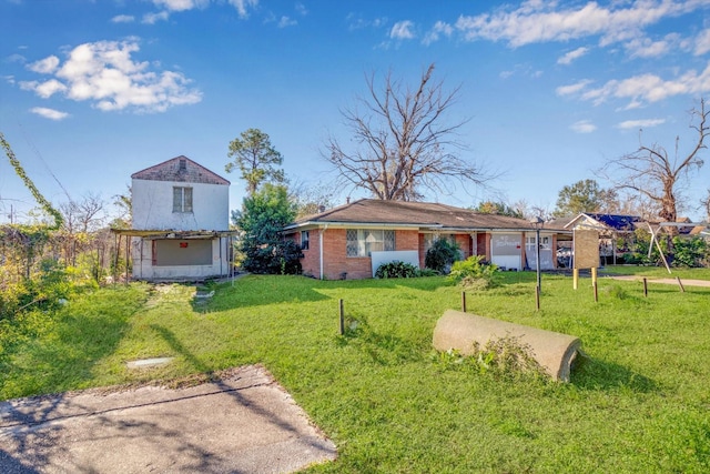 view of front of home featuring a garage and a front yard