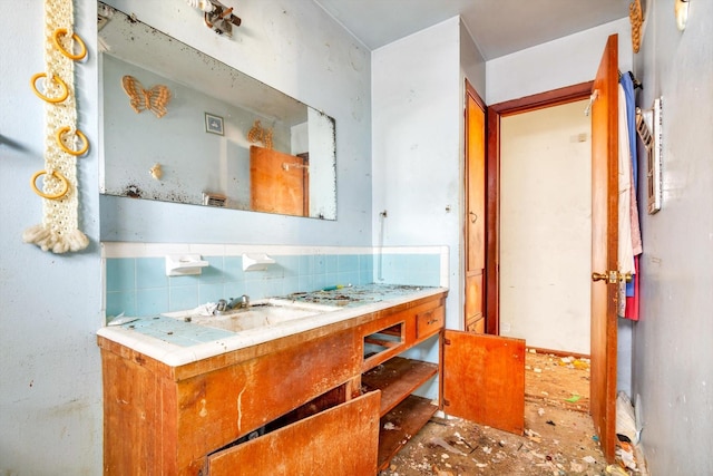 bathroom featuring tasteful backsplash and vanity