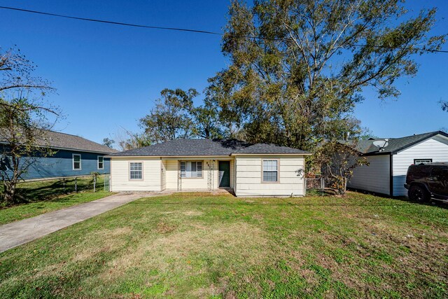 ranch-style home with a front lawn