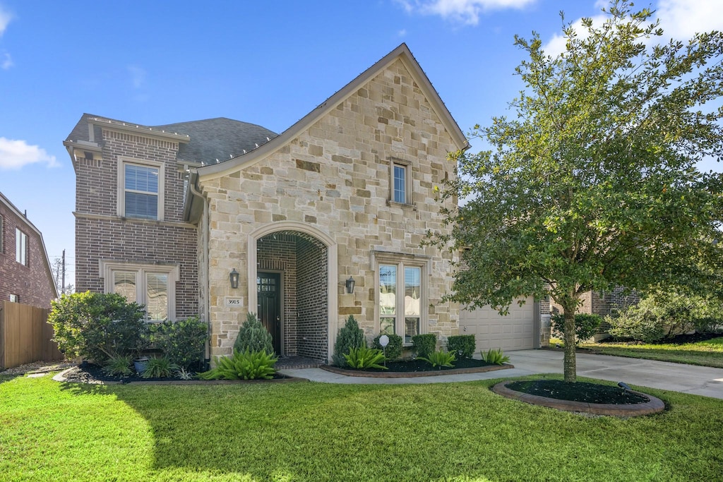 view of front of property featuring a garage and a front yard