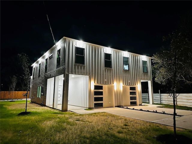 view of front of house featuring a yard