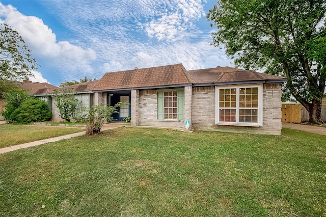 ranch-style home featuring a front lawn