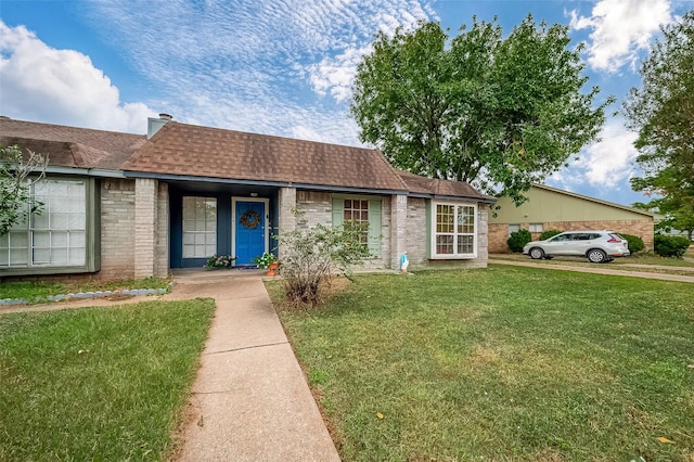 ranch-style house featuring a front lawn