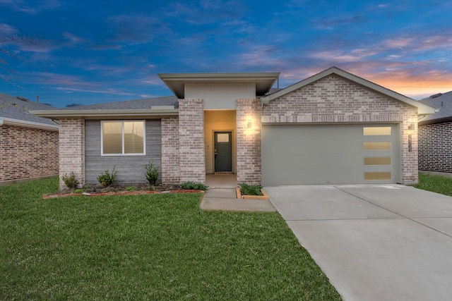 view of front of house featuring a lawn and a garage