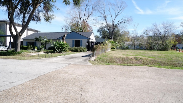 view of front of property with a front yard