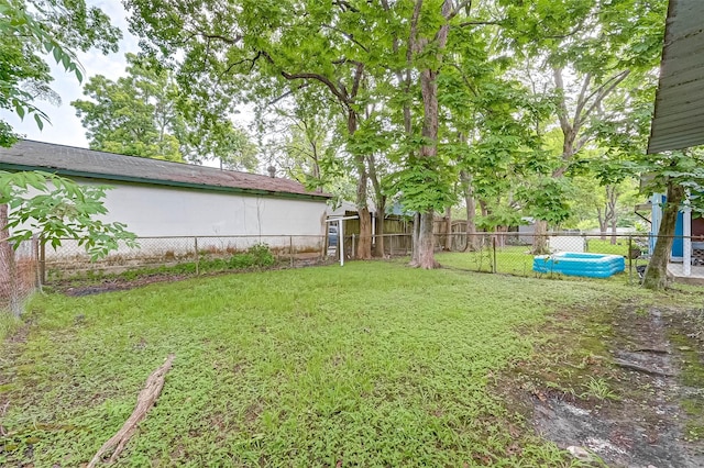 view of yard with a swimming pool