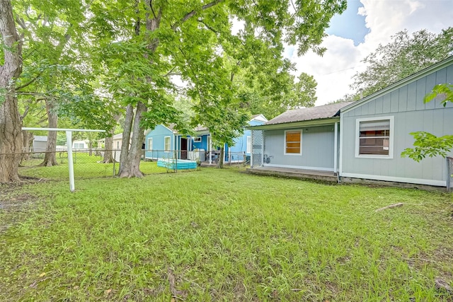 view of yard with a swimming pool