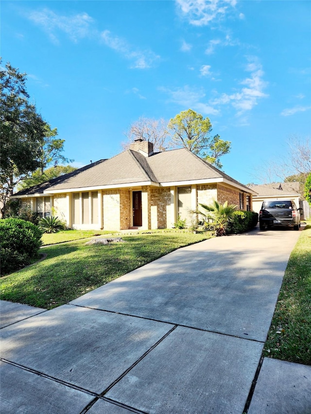 single story home featuring a front lawn