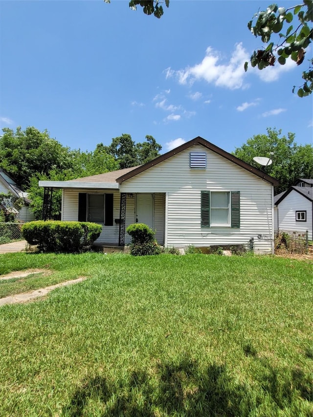 view of front of home with covered porch and a front lawn