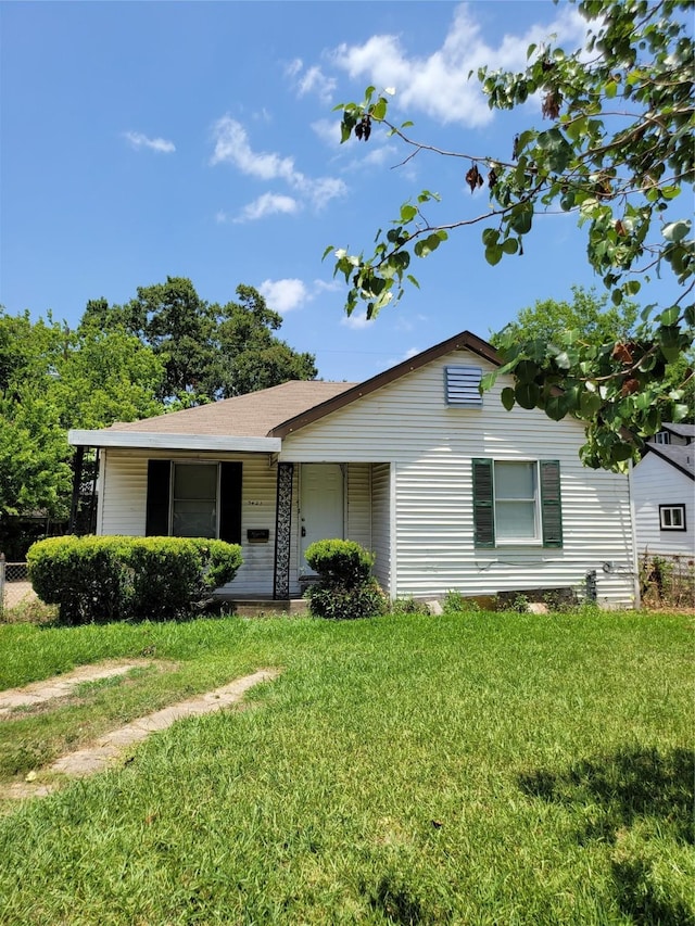 ranch-style house with covered porch and a front yard