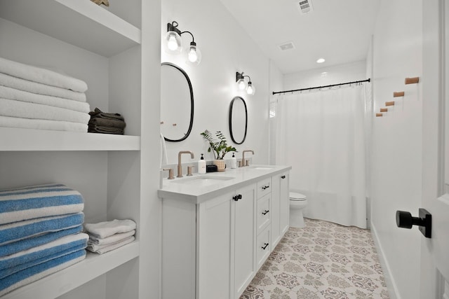 bathroom featuring a shower with shower curtain, vanity, and toilet