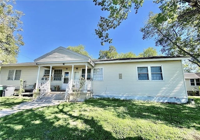 view of front facade featuring a porch and a front lawn