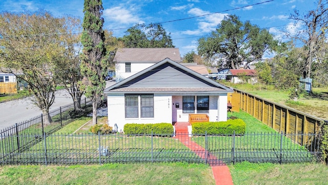 view of front of property featuring a front lawn