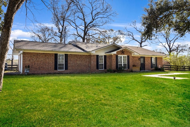 view of front of property featuring a front yard