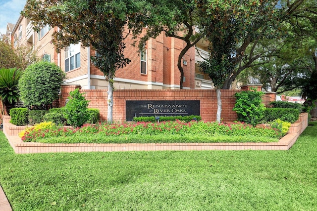 community sign featuring a yard