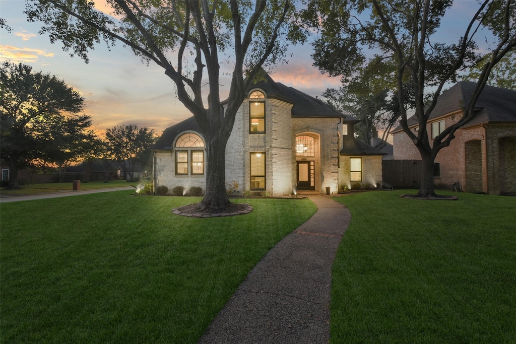 view of front of house featuring a yard