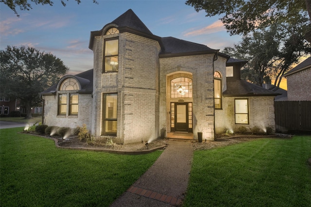 view of front of property featuring a lawn