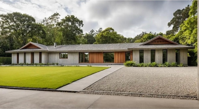 view of front facade featuring a front yard