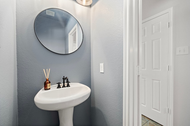 bathroom featuring sink